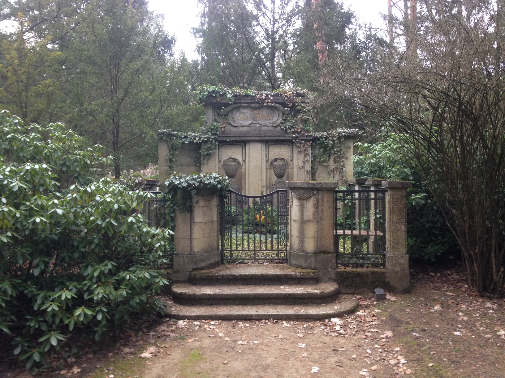 Grabstein Louis-Ferdinand Ullstein, Südwestkirchhof der Berliner Stadtsynode in Stahnsdorf, Brandenburg, Deutschland