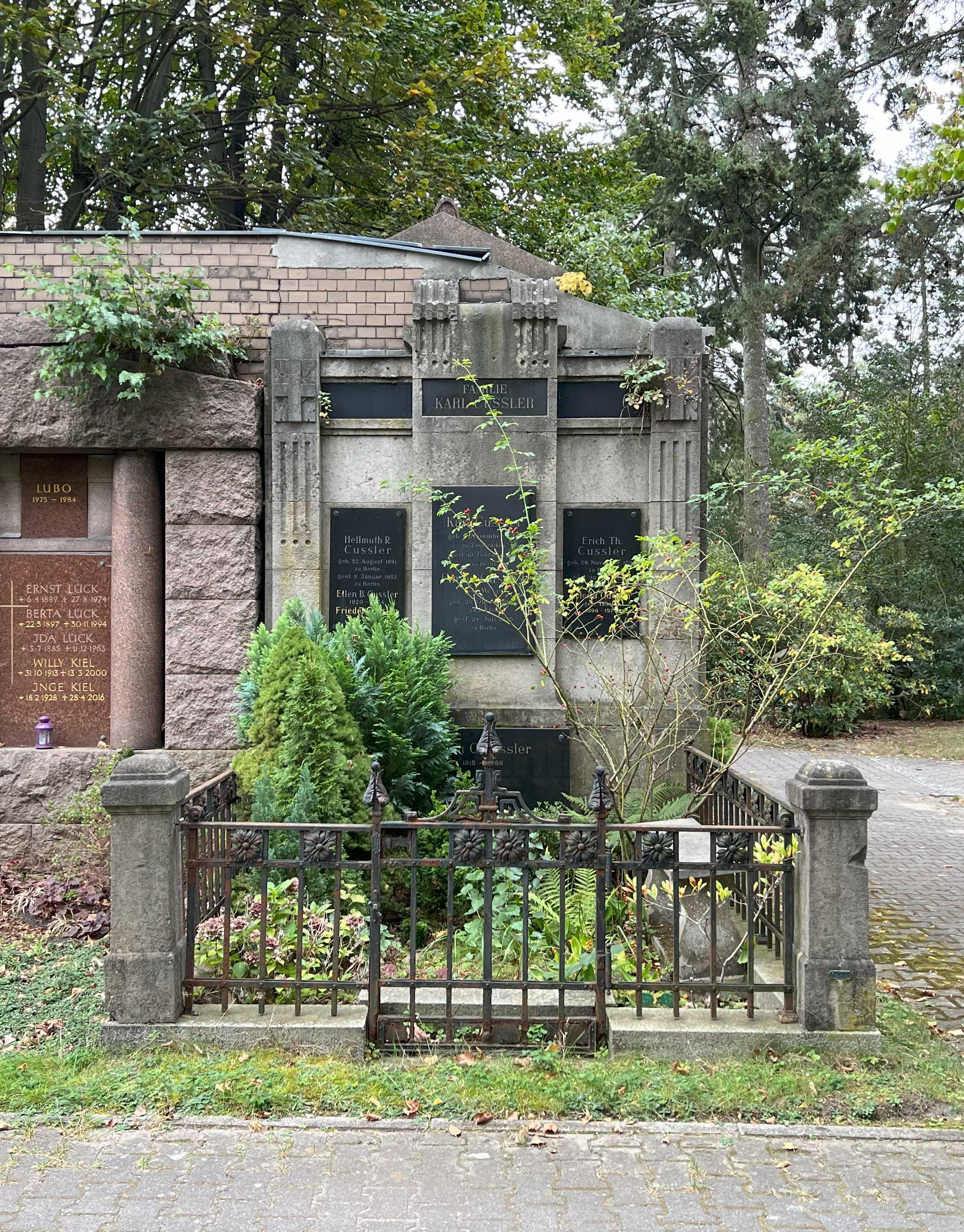 Grabstein Karl Cussler, Friedhof Wilmersdorf, Berlin